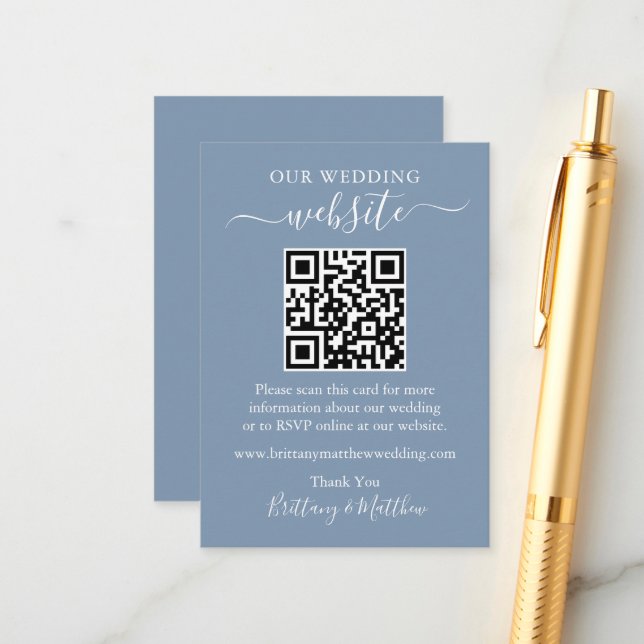 Minimalistische Simple Wedding Website QR Dusty Bl Begleitkarte (Vorderseite/Rückseite Beispiel)