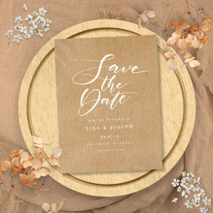 Minimalistische Skript-Rustik-Kraft Save-the-Date- Ankündigungspostkarte
