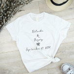 Minimalistische Skripthandschrift Schriftliche Typ T-Shirt<br><div class="desc">Eine schöne einfache minimalistische handgeschriebene Schrift Typografie Hochzeitsdesign. Ein einzigartiges Design,  das einen persönlichen klassischen kalligraphischen Hochzeitsstil verwendet. Ein modernes handgeschriebenes Briefdesign. Ein elegantes Hochzeitsdesign mit modernen und doch traditionellen Elementen. Auch die passenden Hochzeitseinladungen und andere Schreibwaren sind verfügbar.</div>
