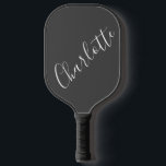 Minimalistische Skripttypografie Name Schwarz/Weiß Pickleball Schläger<br><div class="desc">Mit diesem modernen Paddel aus schwarzem Paddel mit eleganter Schriftzypografie für eine personalisierte Touch spielen Sie stilvoll. Egal ob Anfänger oder Profi,  dieses angepasste Paddel fügt Ihrem Spiel eine einzigartige Touch hinzu. Eine großartige Wahl für Pickleball-Liebhaber,  Sportbegeisterte und Turnierspieler.</div>