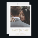 Minimalistische StilGold | Ein Foto Save The Date<br><div class="desc">Dieses schlichte und elegante Imitat Gold und Weiß Hochzeit speichern die Dattelkarte mit Ihrem persönlichen Foto auf der Vorderseite,  mit einer Mischung aus modernen handgeschriebenen Skripten und fett serf Text. Auf der Rückseite finden Sie weitere Informationen,  einschließlich Ihrer Hochzeitswebsite.</div>