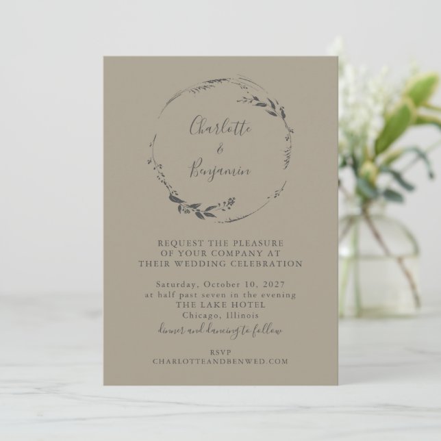 Minimalistische Taupe Gray Blumenschrift Hochzeit Einladung (Stehend Vorderseite)