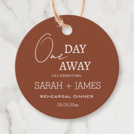 Minimalistische Terracotta 1 Tag vor Hochzeit Geschenkanhänger