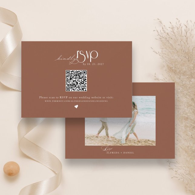 Minimalistische Terracotta Wedding Website QR Code RSVP Karte (Von Creator hochgeladen)