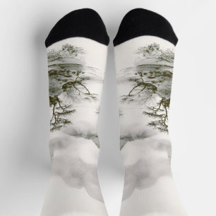 Minimalistische Tinten-Nebel-Zen-Berglandschaft Socken
