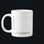Minimalistische Typenschriftzeichen Jumbo-Tasse<br><div class="desc">Feiern Sie Ihre Liebe mit diesem personalisierten Schlamm, der Ihre Namen in einem minimalistischen Retro-Schriftart der Schreibmaschine trägt, der sich perfekt in der Ecke für eine stilvolle und moderne Touch befindet. Das Schwarz-Weiß-Design verleiht dem Hotel ein zeitloses Ambiente und ist somit ein ideales Geschenk für Hochzeiten, Jubiläen oder Paare, die...</div>