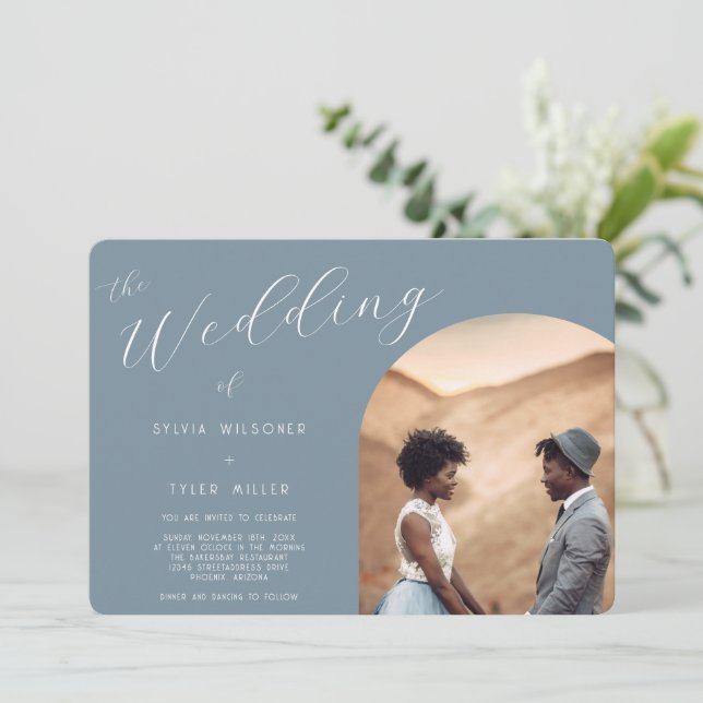 Minimalistische Typografie Dusty Blue Foto Wedding Einladung (Stehend Vorderseite)
