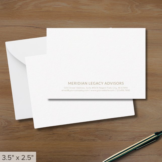 Minimalistische Typografie in Weiß und Gold Mitteilungskarte (Von Creator hochgeladen)