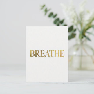 Minimalistische Typografie mit dem goldenen Wort a Postkarte