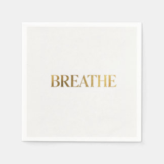 Minimalistische Typografie mit dem goldenen Wort a Serviette