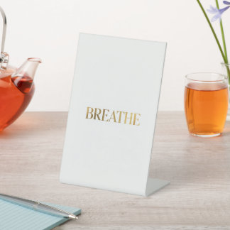 Minimalistische Typografie mit dem goldenen Wort a Sockelschild