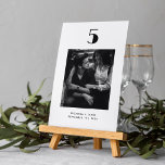 Minimalistische Typografie Schwarz-weiße Foto Hoch Tischnummer<br><div class="desc">Minimalistische moderne Hochzeitskarte,  personalisieren Sie dieses Produkt mit jeder Tischnummer,  die Sie benötigen und Ihr Wunschbild sowie Namen und Hochzeitstermin.</div>
