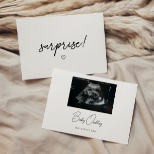 Minimalistische "Überraschung!" Neue Baby-Schwange Ankündigung
