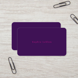 Minimalistische violette Karte mit rosa Serifensch