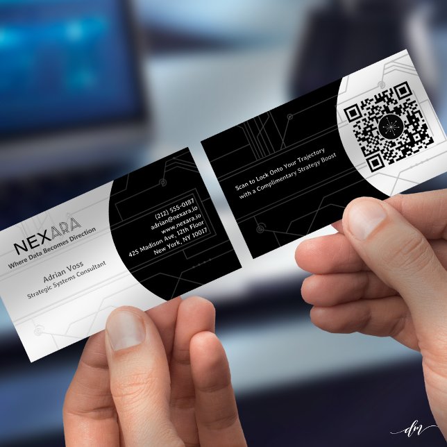 Minimalistische Visitenkarte für Networking (Customizable business card showcasing seamless front-to-back design alignment for a cohesive, look.)