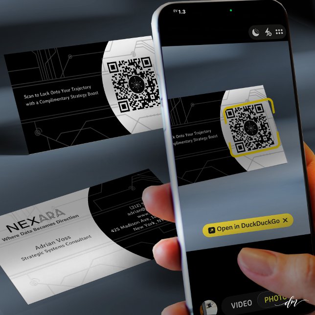 Minimalistische Visitenkarte für Networking (Editable QR code business card designed to connect instantly to your personalized web page)