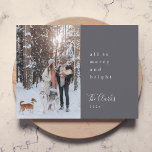 Minimalistische Weihnachten | Scandi Slate Gray Fo<br><div class="desc">Eine stilvolle, moderne Foto-Flachgrüßkarte mit einem minimalen, modernen Typografie-Zitat "alles ist fröhlich und hell" gepaart mit einem handgeschriebenen Script-Schriftart für Ihren Familiennamen in Weiß mit einer Schiefergraufarbe in einem skandinavischen Stil. Die Begrüßung, Name, Jahr und Nachricht können einfach für eine persönliche Touch angepasst werden. Ein trendiges, minimalistisches und zeitgenössisches Design,...</div>