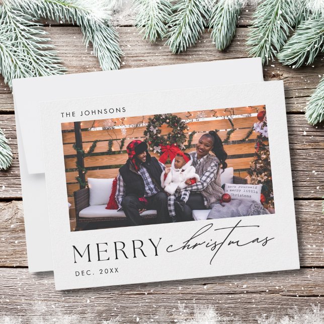 Minimalistische Weihnachts-Fotokarte Feiertagskarte (A holiday-themed family Christmas card featuring a family in a cozy outdoor setting)