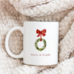 Minimalistische Weihnachtsgrün. Merry   Bright Kaffeetasse<br><div class="desc">Eine fröhliche und helle Weihnachtsferien-Tasse. Diese Kaffee-Tasse mit einem hangenden Boxholz-Weihnachtskranz mit rotem Bogen. Jeder Text kann mit jedem beliebigen Text Ihrer Wahl angepasst werden.</div>