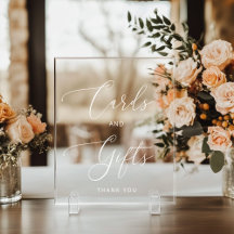 Minimalistische weiße Karten und Geschenke