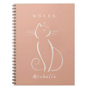 Minimalistische weiße Katze auf rosa Notebook-Name Notizblock