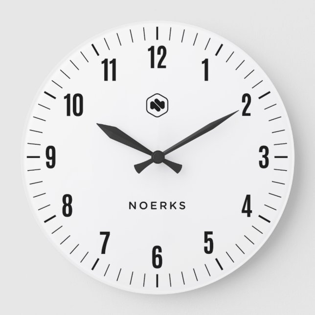 Minimalistische weiße Wanduhr (Vorderseite)