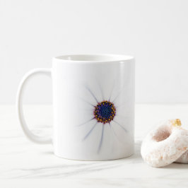 Minimalistische White Daisy-Blume auf weißem Hinte Kaffeetasse