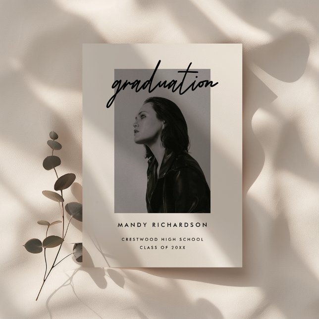 Minimalistischer Abschluss für Schwarz-Weiß-Script Einladung (Von Creator hochgeladen)