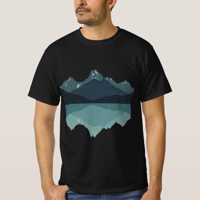 Minimalistischer blauer Boho-Bergsee-Reflexion T-Shirt (Vorderseite)