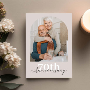 Minimalistischer Bogen Beige 70. Hochzeitstag Einladung