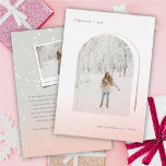 Minimalistischer Bogenbogen für Schreibmaschinente Folien Feiertagskarte<br><div class="desc">Peace and Joy Schreibmaschine Text Schriftart Minimalistisch Arch mit rosa Ombre / Gradient Simple Chic Real Foil Pressed Christmas / Holiday Foto Card. Moderne Urlaubskarte oder Weihnachtsfotokarte mit einem Single-Foto in schlichter Anordnung mit Vorder- und Rückseite. Die Rückseite bietet ein vollständiges Schneemuster, ein Snapshot-Foto und eine personalisierbare Urlaubsmeldung. Der Hintergrund...</div>