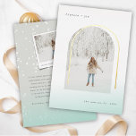 Minimalistischer Bogenbogen für Schreibmaschinente Folien Feiertagskarte<br><div class="desc">Peace and Joy Schreibmaschine Text Schriftart Minimalistisch Arch Simple Chic Real Foil Pressed Christmas / Holiday Foto Card. Moderne Urlaubskarte oder Weihnachtsfotokarte mit einem Single-Foto in schlichter Anordnung mit Vorder- und Rückseite. Die Rückseite bietet ein vollständiges Schneemuster, ein Snapshot-Foto und eine personalisierbare Urlaubsmeldung. Der Hintergrund kann in eine beliebige Farbe...</div>