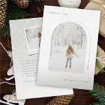 Minimalistischer Bogenbogen für Schreibmaschinente Folien Feiertagskarte<br><div class="desc">Peace and Joy Schreibmaschine Text Schriftart Minimalistisch Arch Simple Chic Real Foil Pressed Christmas / Holiday Foto Card. Moderne Urlaubskarte oder Weihnachtsfotokarte mit einem Single-Foto in schlichter Anordnung mit Vorder- und Rückseite. Die Rückseite bietet ein vollständiges Schneemuster, ein Snapshot-Foto und eine personalisierbare Urlaubsmeldung. Der Hintergrund kann in eine beliebige Farbe...</div>