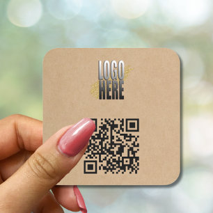 Minimalistischer brauner QR-Code mit Firmenlogo Quadratischer Aufkleber
