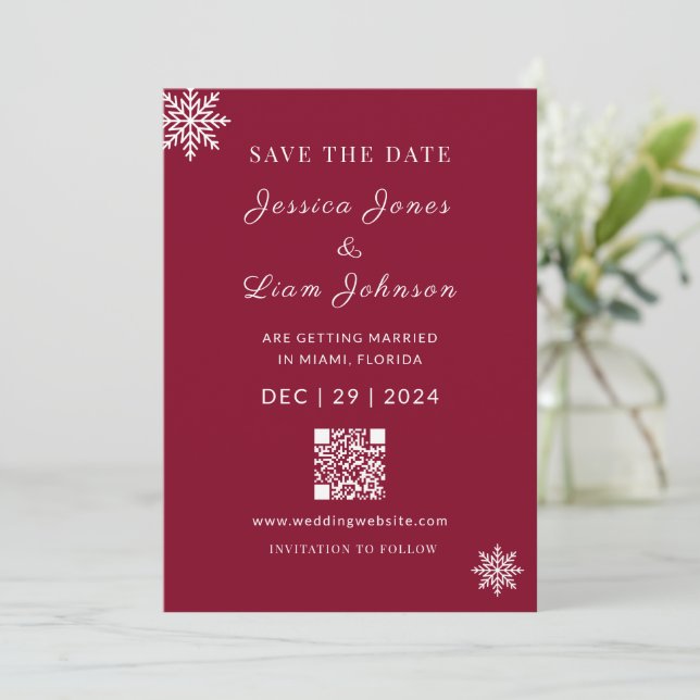 Minimalistischer Burgunder Red Winter Wedding QR C Save The Date (Stehend Vorderseite)