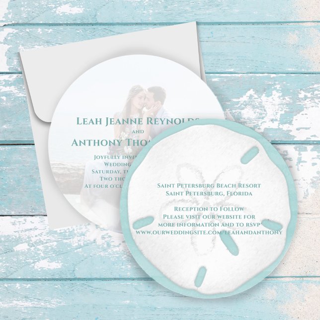 Minimalistischer Eleganter Strand Tropischer Sand  Einladung (Beach Sand Dollar circle invitation. With turquoise lettering.)