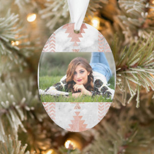 Minimalistischer geometrischer Rose aus weißem Azt Ornament