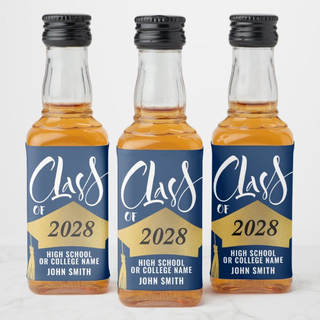Minimalistischer Gold Grad Cap Stilvoller Script-A Alkoholflaschenetikett (Flaschen)