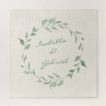 Minimalistischer grüner Kranz Personalisiert Puzzle<br><div class="desc">Dieses stilvolle Puzzle präsentiert einen minimalistischen botanischen Kranz in sanften grünen Farbtönen, der eine Touch naturlich inspirierter Eleganz schafft. Personalisieren Sie es mit Ihren Namen und einem besonderen Datum, um einen durchdachten und unvergesslichen Sake zu erstellen. Ideal für Hochzeiten, Jubiläen oder jeden besondere Anlass, ist dieses Puzzle ein einzigartiger Weg,...</div>