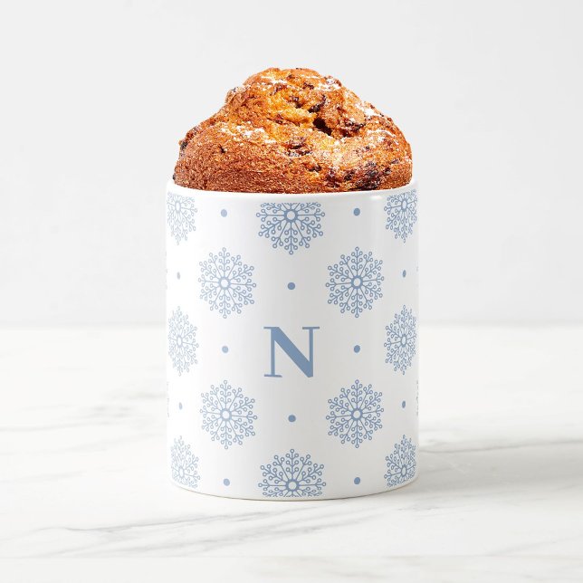 Minimalistischer hellblauer Schneeflocken Monogram Kaffeetasse (Christmas gift. Modern elegant snowflake mug in light blue with minimalist custom monogram.)