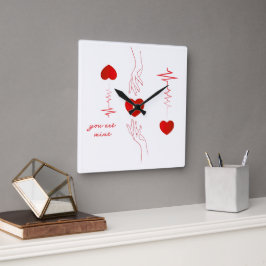 Minimalistischer Herzschlag und Hände Liebestasse Quadratische Wanduhr