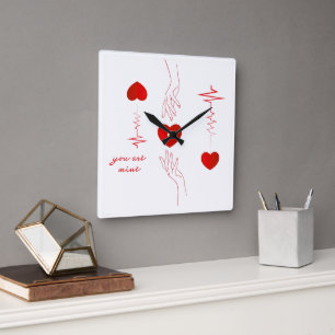 Minimalistischer Herzschlag und Hände Liebestasse Quadratische Wanduhr