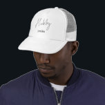Minimalistischer Hubby-Skriptname Truckerkappe<br><div class="desc">Minimalistischer Hubby-Skriptname. Ein großartiger Beitrag,  um die Geschenkboxen der Braut für ihren zukünftigen Ehemann vor der Hochzeit zu ergänzen. Einfach mit seinem Namen personalisieren.</div>