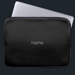 Minimalistischer individuelle Name Laptopschutzhülle<br><div class="desc">Minimalistischer schwarzer individuelle Name Text monogram,  moderne elegante Laptop-Hülle,  Laptop Case. Weißer Text,  schwarz,  schlichter Hintergrund.</div>