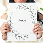 Minimalistischer Individuelle Name mit schwarzem L Planer<br><div class="desc">Dieses elegante Design besticht durch einen minimalistisch in schwarz Linie gezeichnet Kranz mit zarten Blätter, die einen individuellen Namen in einem stilvollen Skript umrahmen. Die saubere und moderne Ästhetik macht sie perfekt für Profis, Studenten oder alle, die einfache und anspruchsvolle Designs schätzen. Ideal, um Aufgaben zu organisieren, zu journalisieren oder...</div>