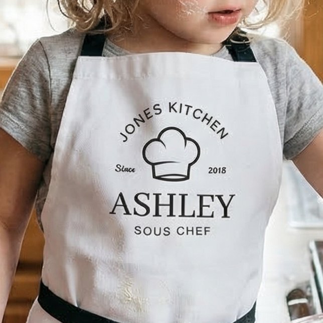 Minimalistischer Kochmützen-Küchenlogo mit klassis Schürze (Personalized kids chef apron for girls who love baking and cooking)