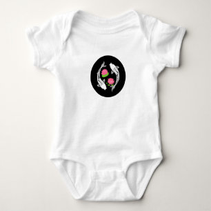 Minimalistischer Koi-Fisch-Wirbel mit Wasserlilien Baby Strampler