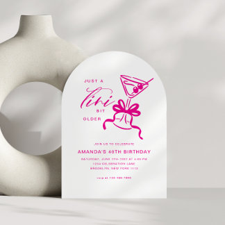 Minimalistischer Martini-Chic Magenta-Birthday-Arc Einladung