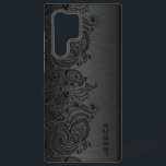 Minimalistischer metallischer Hintergrund Samsung  Galaxy Hülle<br><div class="desc">Bild eines dunkelgrauen metallischen Designs gebürstetes Aluminium mit schwarzem Blumenpaisley Spitze. Anpassbare und optionale Monogramm</div>