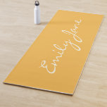 Minimalistischer moderner Kalligrafiename Benutzer Yogamatte<br><div class="desc">Diese Yoga-Matte ist mit einem handgeschriebenen Schriftzeichen auf einem stylischen gelben Hintergrund versehen. Gute Geschenkidee.</div>